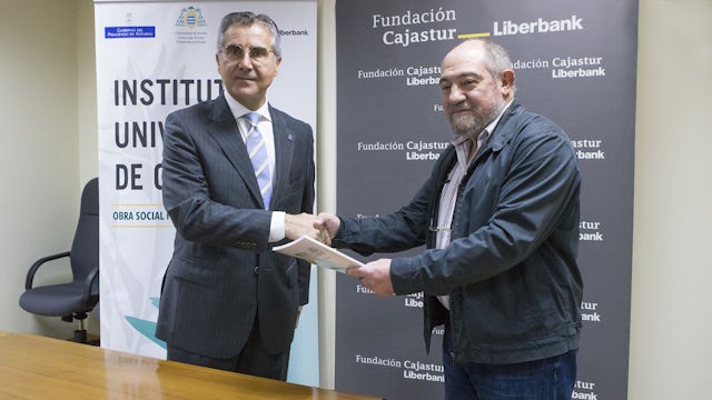 Foto que inmortaliza el convenio entre el IUOPA y la Fundación Cajastur