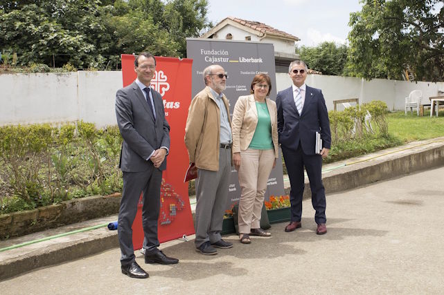 Foto de los representantes de Cáritas junto a los representantes de la Fundación Cajastur