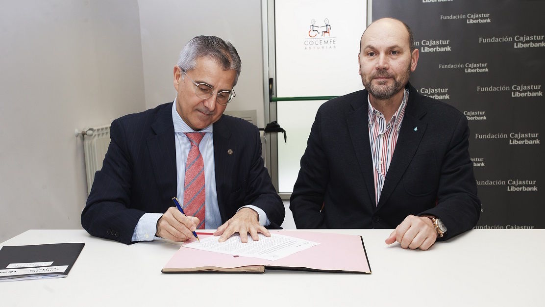 Foto que inmortaliza el convenio entre COCEMFE y la Fundación Cajastur