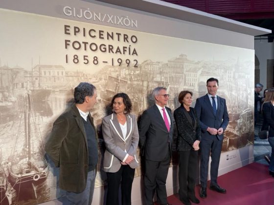Nuestro Director General, Carlos Siñeriz y la alcaldesa Doña Carmen Moriyón, junto a otras autoridades posan durante la inauguración de «Epicentro Fotografía 1858-1992»